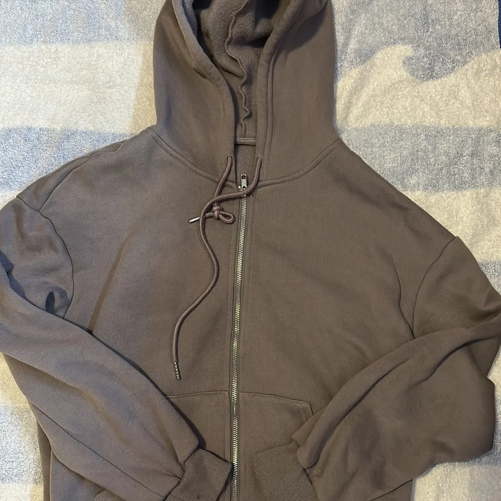 Basic zip up - Picture 2 of 2
